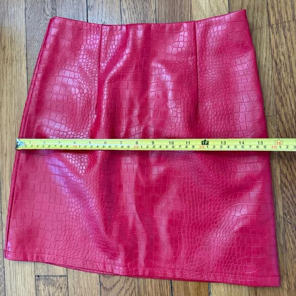 Red leather embossed mini skirt - size small - Picture 5 of 5